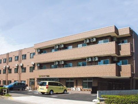 ベストライフ昭島の外観。マンションのような立派なつくりに、あかるい外壁の建物です。