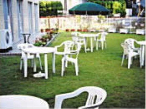 ベストライフ西東京の中庭。毎日の散歩コースの休憩地や、親睦を深める交流の場に最適です。