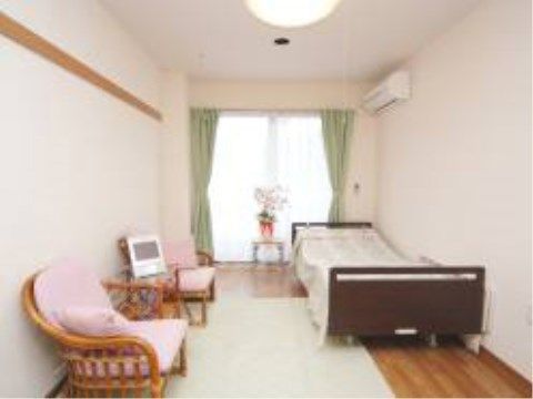 ベストライフ聖蹟桜ヶ丘の居室。不自由のない生活を送っていただくため、介助家具などを揃えております。