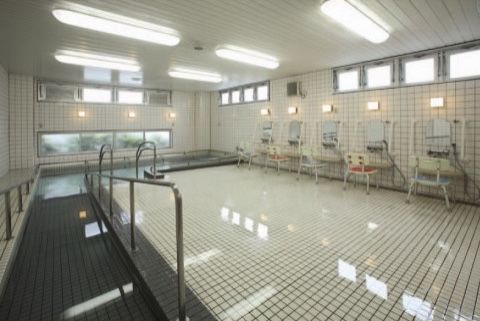 ベストライフ聖蹟桜ヶ丘の浴室。広いスペースがございますので、介護浴も楽に行なえます。