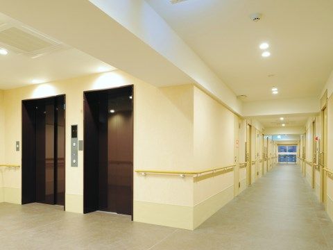 ウィステリア清田のエレベーターホール。白を基調とした内観。