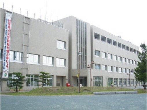 老人ホームから歩いて８分の場所には区役所もあるので、入居者様が公的手続きをされる際に便利な住環境である。