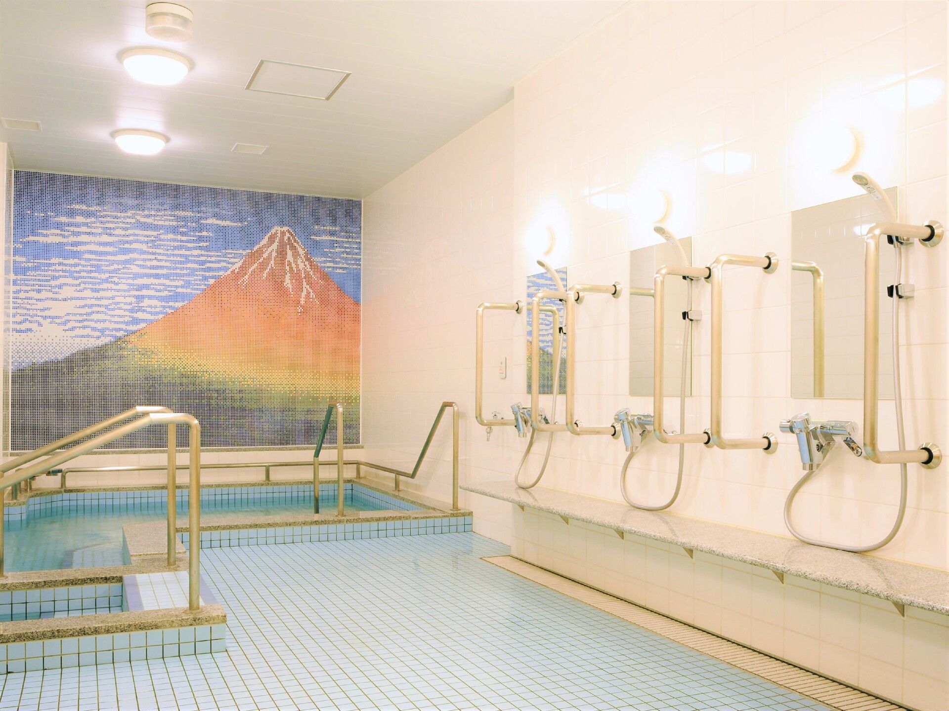 多くの壁一面に赤富士の壁画が描かれている大浴場の洗い場