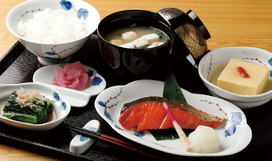 焼き鮭とほうれん草のおひたし、豆腐やごはんと味噌汁のセット