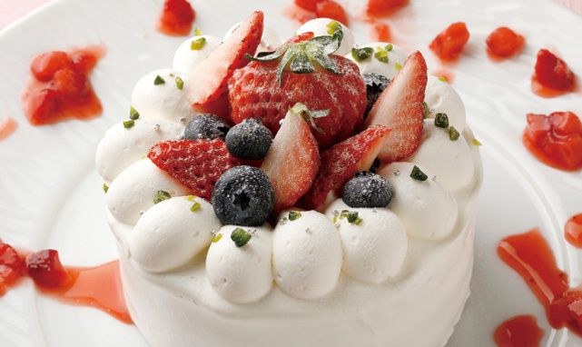 苺やブルーベリーをトッピングしたケーキ