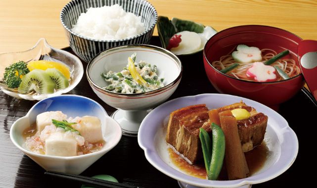 豚の角煮やいんげんの白和え、ごはんとにゅうめんとフルーツのデザート