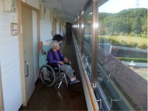 ベストライフたまの居室。転落防止の器具や設備が完備されているので、安心して生活していただけます。