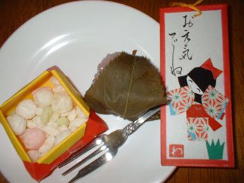桜餅とあられがセットになったイベント食