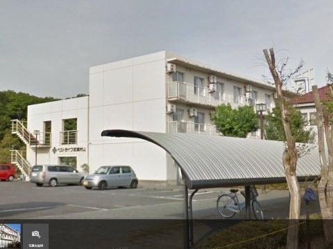 ベストライフ武蔵村山の外観。真っ白の外観を誇る当ホームは、介護向け設計の建物となっております。