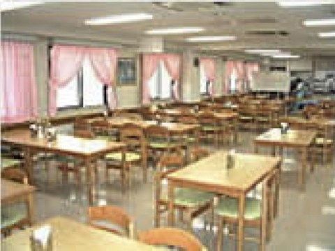 ベストライフ武蔵村山の食堂。大きな食堂で沢山の方々と食べるお食事はよりいっそう美味しいものになります。