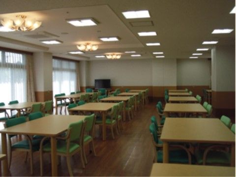ベストライフ京王堀之内の食堂。幅広の通路は車いすも通行できるので車いすでのご利用が可能です。