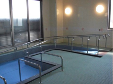 ベストライフ京王堀之内の一般浴室。手すりの付いた、きれいな浴室をご用意いたしました。