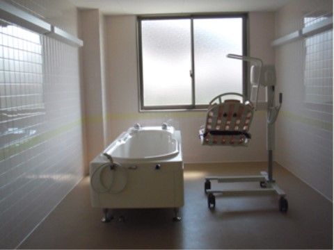 ベストライフ京王堀之内の特殊浴。スタッフが付き添いながらのご入浴となりますので安心してご入浴いただけます。