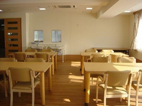 ベストライフ町田図師の杜の食堂。明るい内装に広いリビングでは、定期的に行われるレクリエーションがこちらで開催されます。