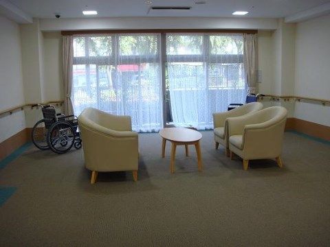 ベストライフ町田図師の杜の玄関ロビー。見学や内覧のご案内など、こちらを一般の方にも使っていただけるスペースとしてご用意しております。