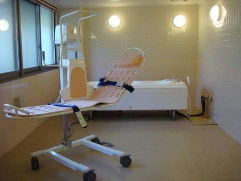 ベストライフ町田図師の杜の機会浴室。サポートとしてスタッフが必ずつきますので、安心してご入浴いただけます。