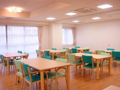 ベストライフ玉川学園の食堂。広く清潔感のある食堂は、車いすでのご利用もできるようになっております。