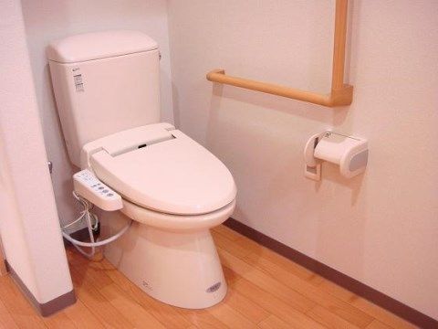 ベストライフ玉川学園のトイレ。手すりがついていますので、気軽にご利用いただけます。