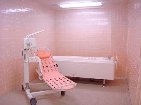 ベストライフ玉川学園の機械浴室。ちゃんとスタッフがつきますので、安心してご入浴いただけます。