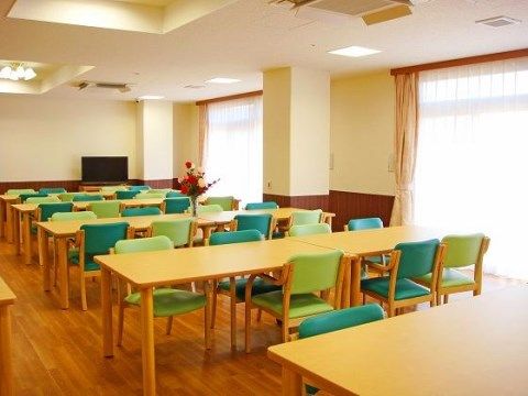 ベストライフ町田の食堂。明るく大きな食堂は利用者様同士、大変賑わっております。