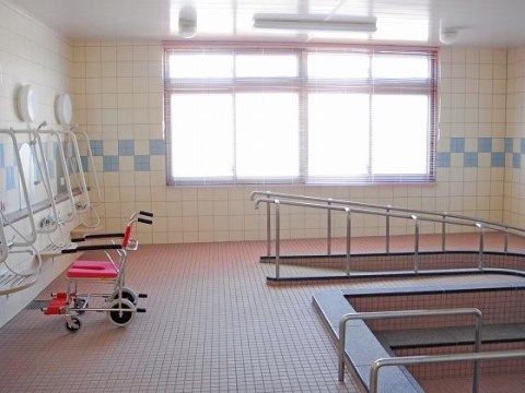 ベストライフ町田の一般浴室。介助器具を揃えたこちらでは、毎日気持ちよく、簡単にご入浴していただけます。
