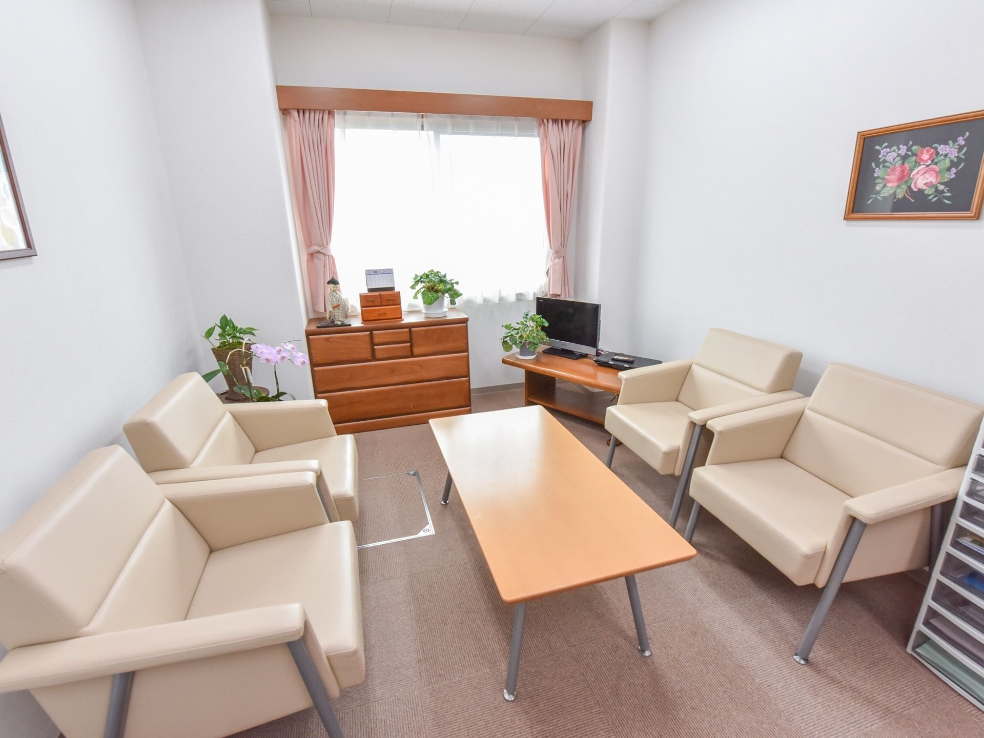 ソファに座って会話を楽しみながらくつろぐことができる。観葉植物が飾られた、明るい雰囲気のスペースである。