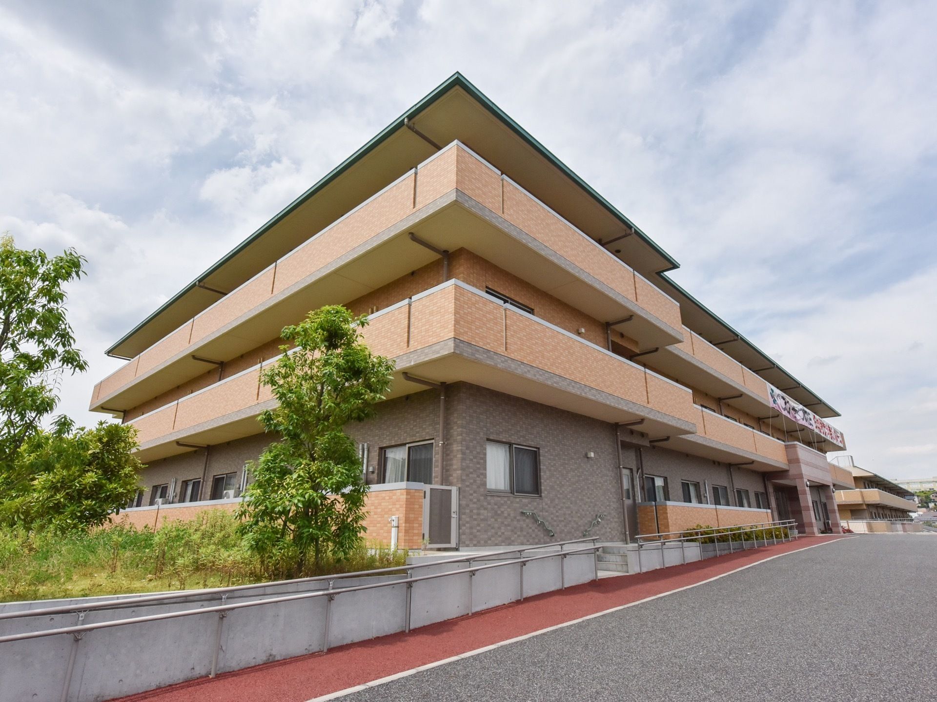施設は３階建ての大きな建物である。広い敷地があり、建物の脇には木々が多く植えられており、自然に触れることができる。