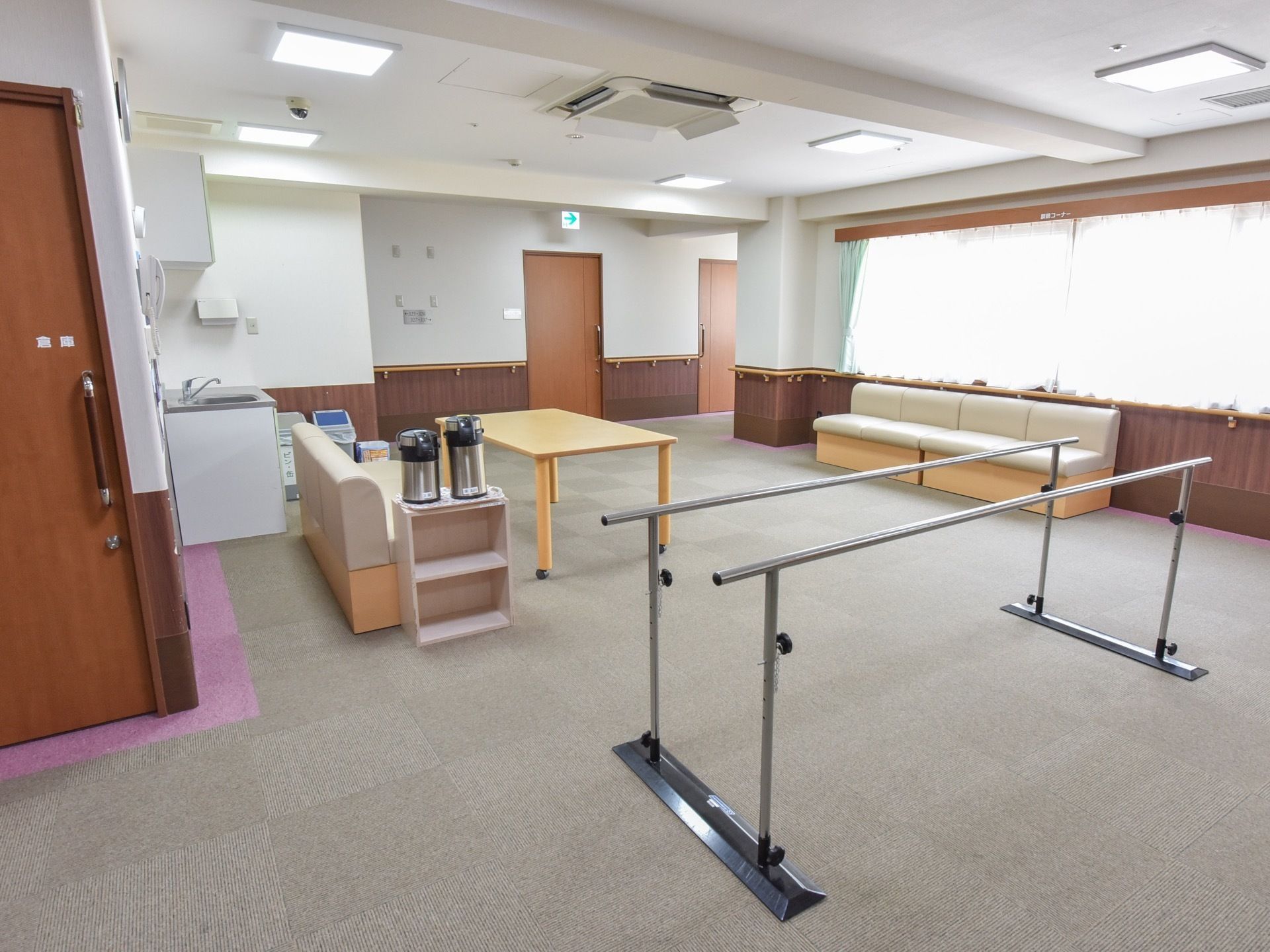 施設には機能訓練コーナーがある。広いスペースに平行棒やソファを設置し、休憩しながら自分のペースでリハビリをすることができる。