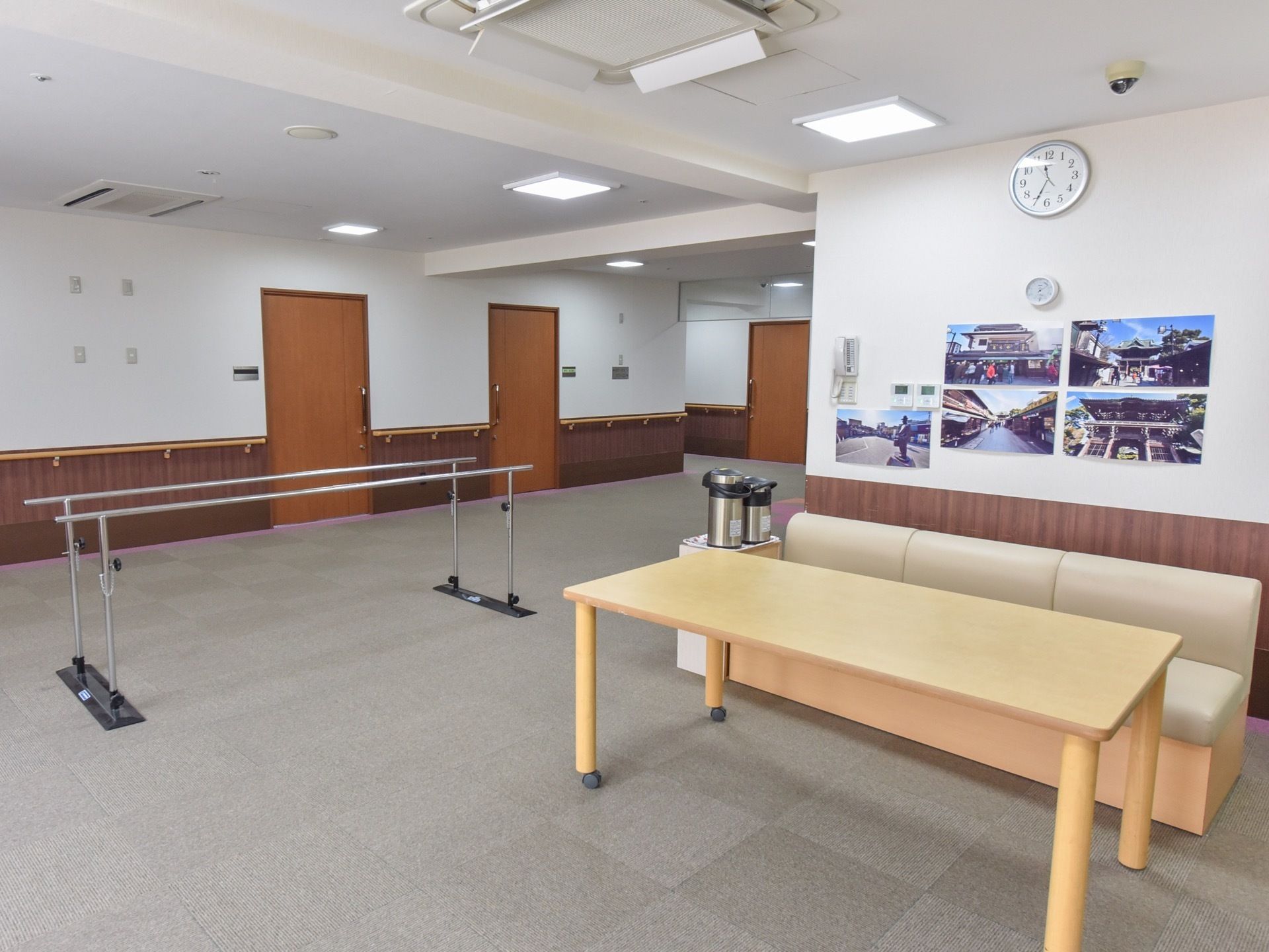 機能訓練コーナーを施設に備えている。平行棒を設置しており、気軽に体を動かしながら身体機能の低下を防ぐことができる。