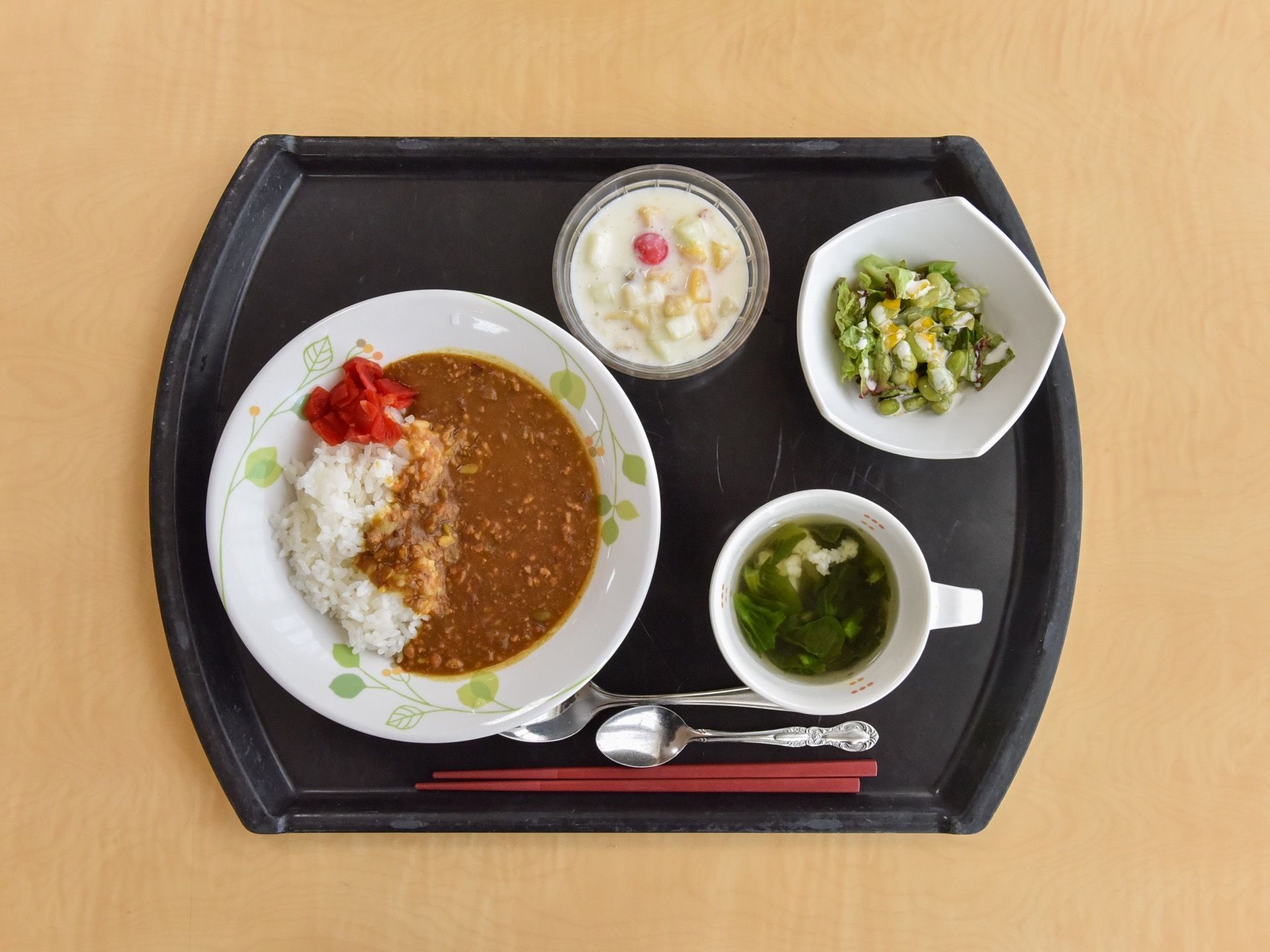 食事は栄養のバランスが考えられており、ボリュームも十分である。箸のほか、デザート用のスプーンも添えられており食べやすい。