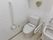 トイレの壁にはL字型に手すりを取り付けており、体を支えながら利用することができる。呼び出しボタンがあるので、緊急時も安心である。