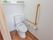 トイレは温水洗浄便座になっており快適に利用することができる。呼び出しボタンが壁にあり、いざという時も安心である。