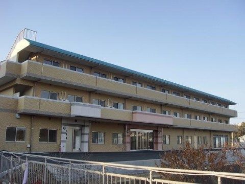 ベストライフ町田Ⅱの外観。暖かな配色を外壁に施した当ホームは、介護向けの設計になっております。