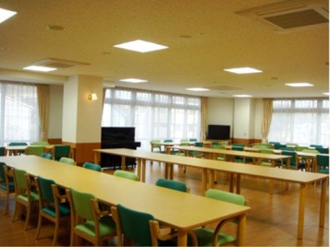 ベストライフ町田Ⅱの食堂。車いすでのご利用が可能なこちらの食堂は、多くの利用者様で毎日賑わっております。