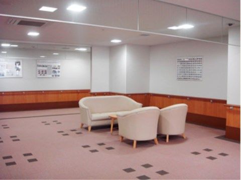 ベストライフ町田Ⅱのロビー。広く明るいこちらのコーナーは、内覧や見学者様のご案内時にご使用しております。