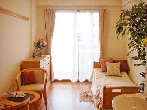 ベストライフ調布の居室。清潔感を第一に考慮した介助家具完備の居室は完全個室制となっております。