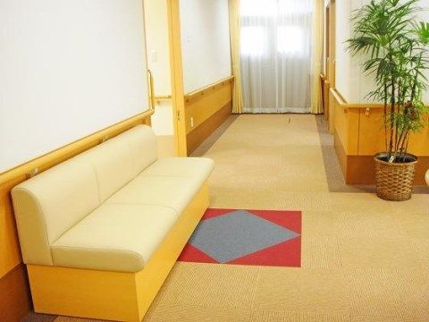 ベストライフ調布のエントランスロビー。お待合の場所となるこちらには、ソファーチェアをご用意しております。
