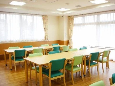 ベストライフ調布の食堂兼機能訓練室。大きな窓からとりこむ日光で明るいこちらは、日々のレクリエーションなどでも賑わっております。