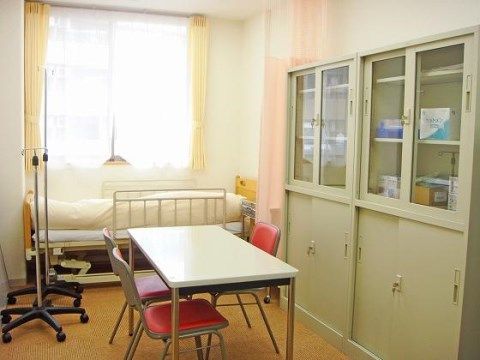 ベストライフ調布の健康管理室。入居者様の健康状態や日常のご様子などをスタッフ全員で把握するため、こちらでミーティングをしております。