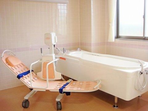 ベストライフ調布の機械浴室。大変だった入浴も、介助器具とスタッフのサポートによってご負担の少ないものになります。