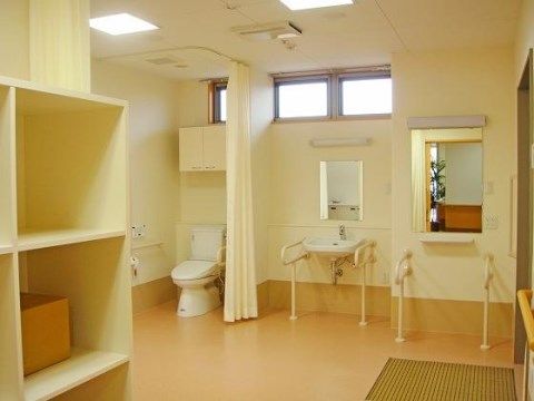 ベストライフ調布の脱衣所。オールバリアフリー設計となっているので、車いすでの乗り入れが可能となっております。