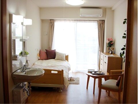 ベストライフ武蔵小金井の居室。家具を完備した居室は、毎日を快適にお過ごしいただける完全個室となっております。