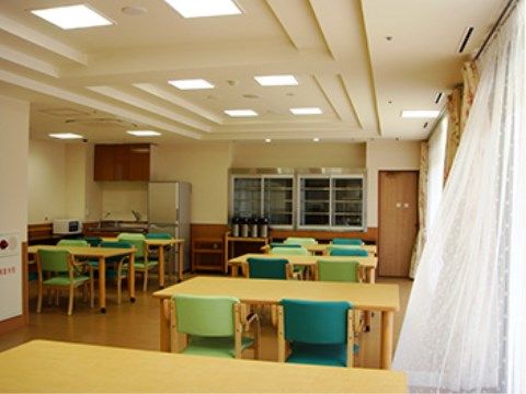 ベストライフ武蔵小金井の食堂。太陽光眩しいこちらの食堂は、幅広な通路になっていますので、車いすでの利用が可能となっております。