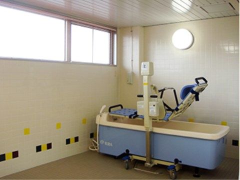 ベストライフ武蔵小金井の機械浴室。利用者様のご負担軽減のためご用意した介助器具は、スタッフがついてお手伝いしますのでご安心ください。