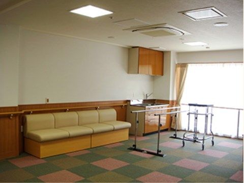 ベストライフ武蔵小金井の談話コーナー。入居者様同士の親睦をお深めになられたり、お散歩のご休憩にもご利用いただけます。