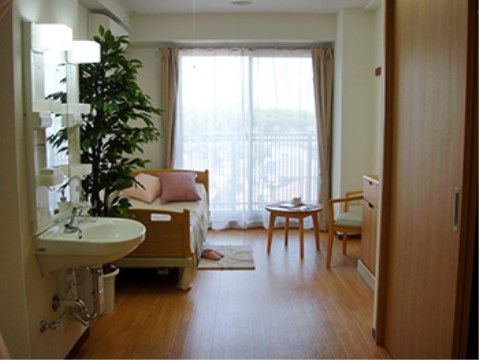 ベストライフ小平の居室。毎日を不自由なくお過ごし頂けるように、介助器具つき家具を完備いたしております。