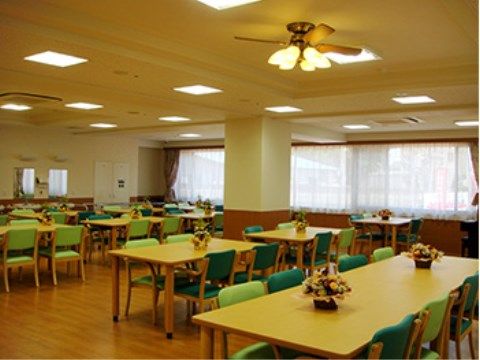 ベストライフ小平の食堂。大きな食堂は通路も幅広なので、車いすでのご利用も可能になっております。