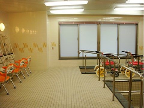ベストライフ小平の一般浴室。豊富な介助器具により、より気軽にご入浴をお楽しみいただけます。