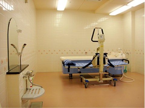 ベストライフ小平の機械浴室。寝たきりの入居者様でも、ご入浴を楽にご利用して頂けるようにご用意しました。
