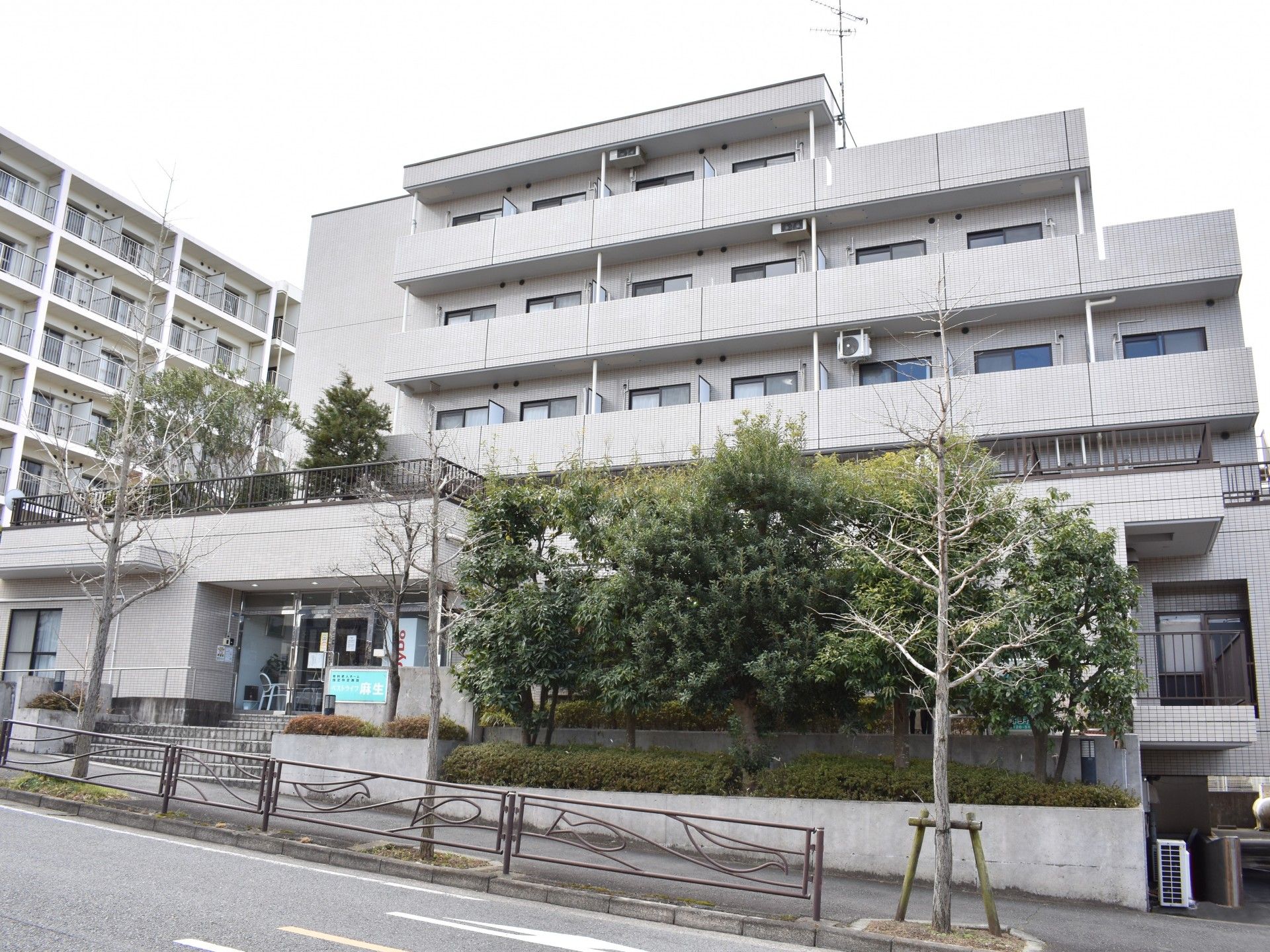 ベストライフ麻生の外観。マンションのような立派な外観を誇る当ホームは、多くの入居者様で賑わっております。
